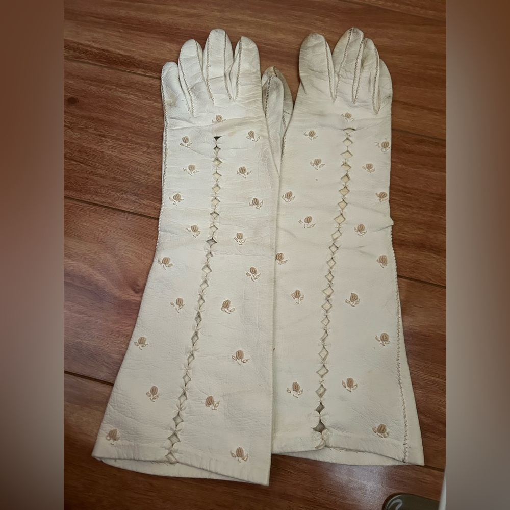 Vintage elbow length white leather gloves.